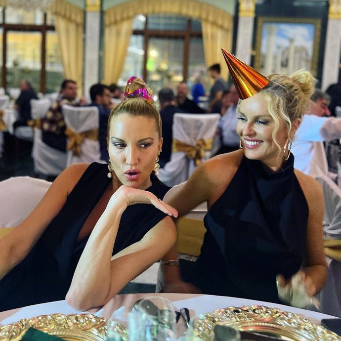 FOTO: Simona se svou sestrou. – stránka 684