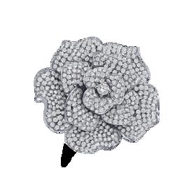 Bára měla na sobě prsten ve tvaru růže se 424 diamanty.