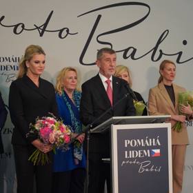 I tak rozdávala úsměvy na všechny strany.