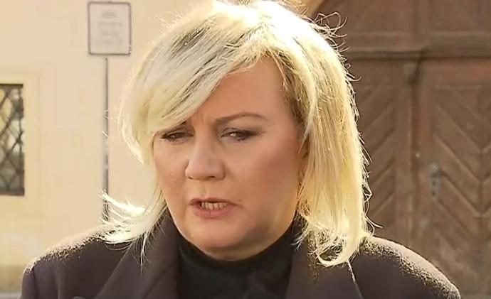 FOTO: Bývalá ministryně financí Alena Schillerová měla rozlítaný účes. – stránka 241