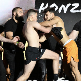 Veřejné vážení před turnajem Clash of the Stars bylo plné potyček a bizarních momentů. 