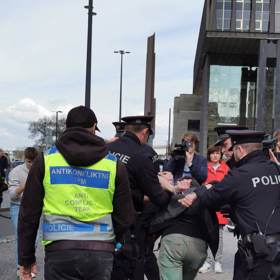 Zatčení agresivního muže na pražském Václaváku.