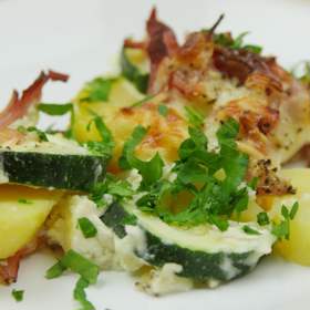 Zapečené brambory s cuketou a smetanou.