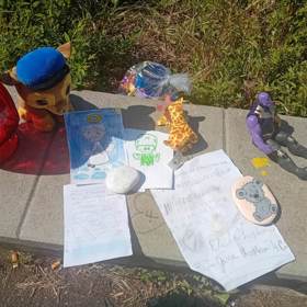 Na památku chlapce jsou tu obrázky i dopisy