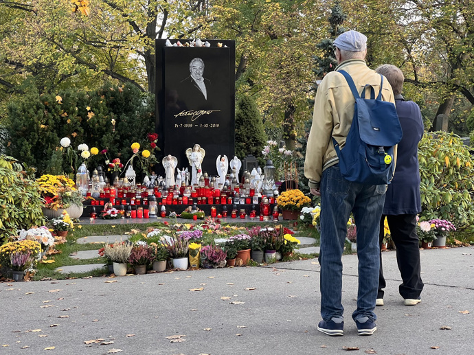 FOTO: Hrob Karla Gotta. – stránka 53