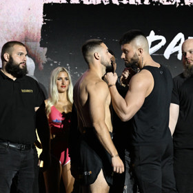 Tomáš a Datel na veřejném vážení. 