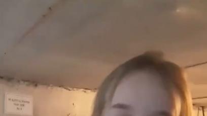 FOTO: Sedmiletá Amelie zazpívala lidem ukrývajícím se v bunkru.