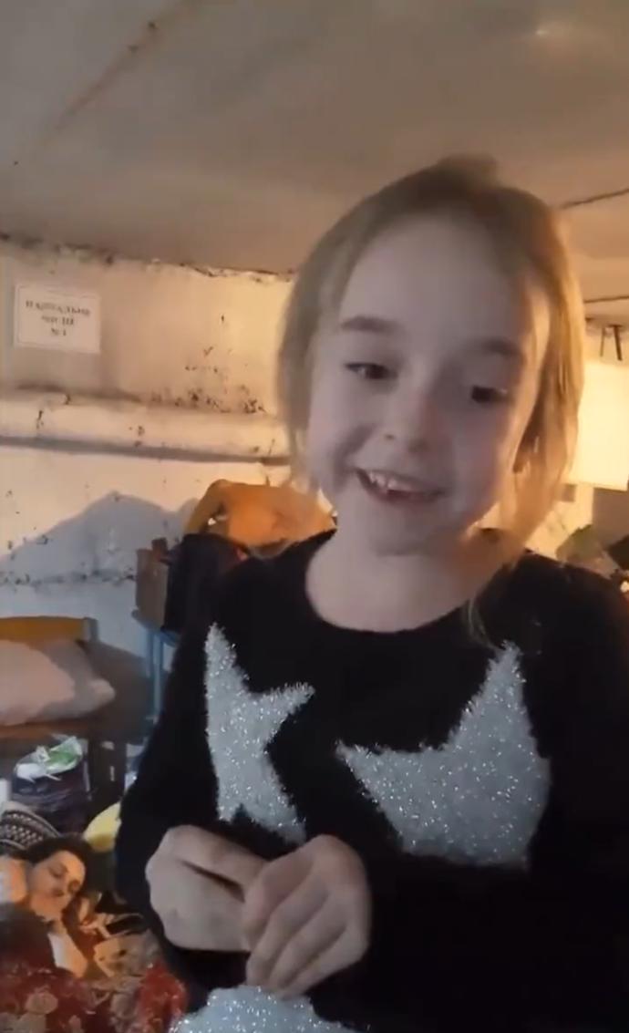 FOTO: Sedmiletá Amelie zazpívala lidem ukrývajícím se v bunkru. – stránka 1381