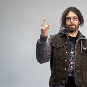 Jeho zaměstnanci jej poníží.