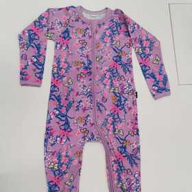 Oblečení, které měla Cleo předtím na sobě.