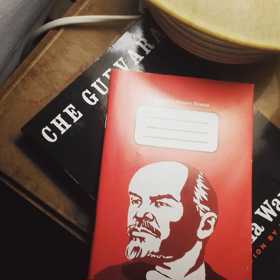 Lenin s Chue Guevarou nesmí chybět.