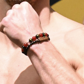 Robert Bryczek a jeho růženec na zápěstí