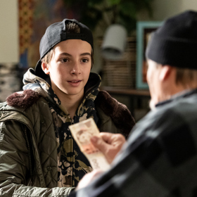 S penězi mu pomáhá děda Bob v podání Pavla Zedníčka.