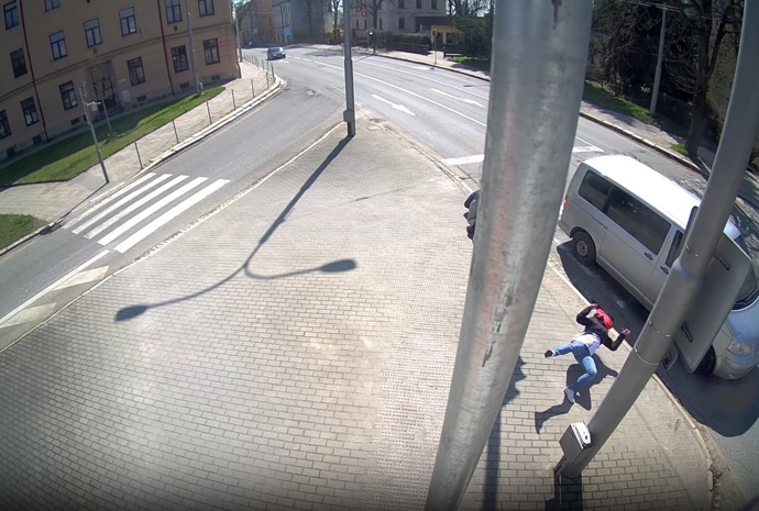 FOTO: Vzduchem letěla ještě několik metrů. – stránka 198