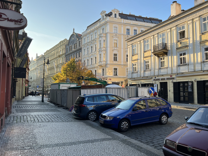 FOTO: Karlos si vodil milenku do pražského bytu v centru Prahy. – stránka 1790