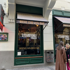 Karlos si vodil milenku do bytu v centru Prahy.