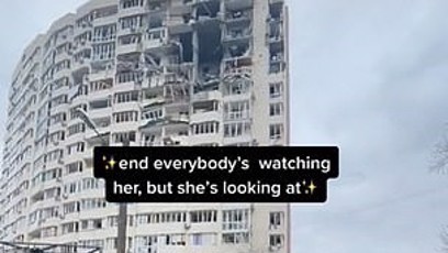 FOTO: Valeria s rozbořenou budovou.