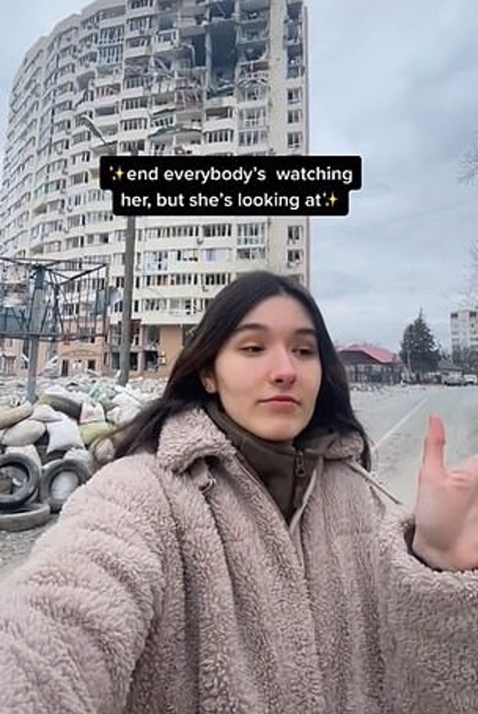 FOTO: Valeria s rozbořenou budovou. – stránka 1414