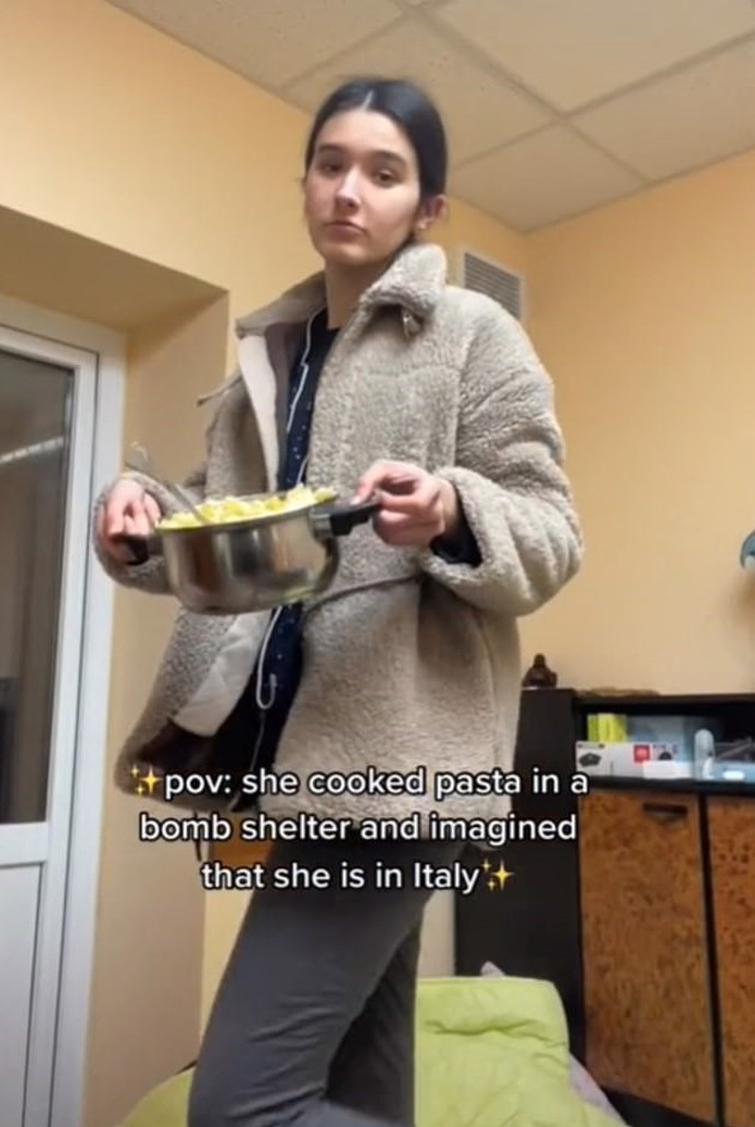 FOTO: Valeria při vaření těstovin. – stránka 1411