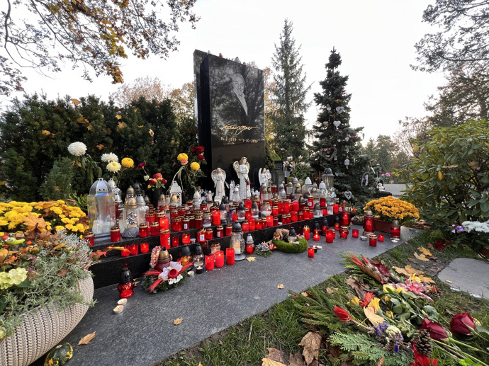 FOTO: Hrob Karla Gotta. – stránka 52