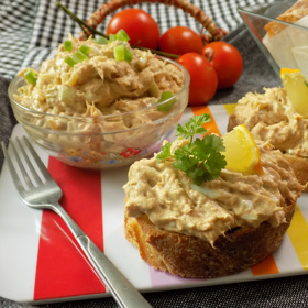 Tuňákovo-vajíčková pomazánka je skutečná pochoutka.