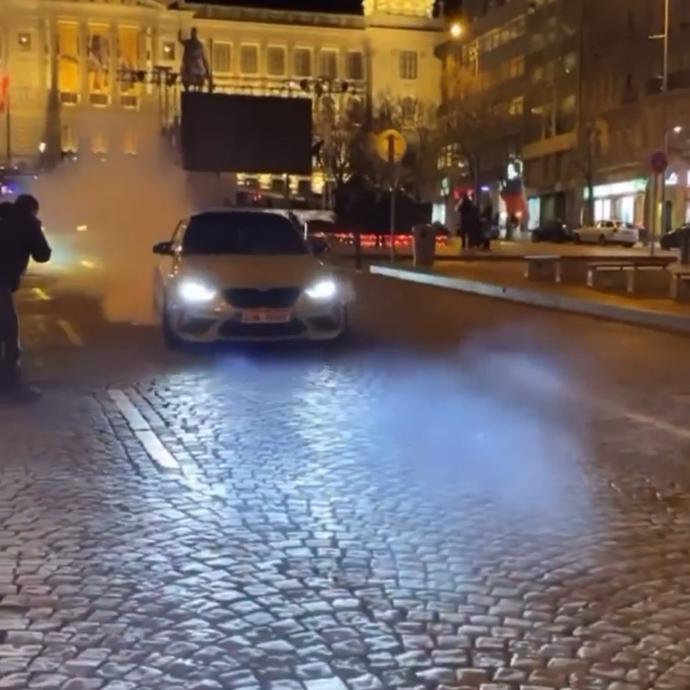 FOTO: Řidiči driftovali na Václavském náměstí. – stránka 12
