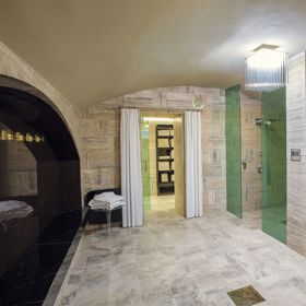 V relaxační zóně bytu se nachází i sauna. V sídle nechybí ani posilovna vybavená multifukčními stroji.