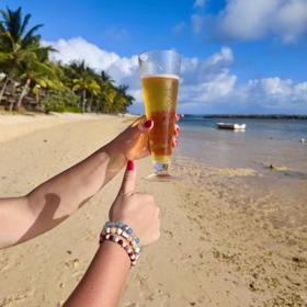 Během dne si operní pěvkyně dopřeje i kapku lahodného moku. 