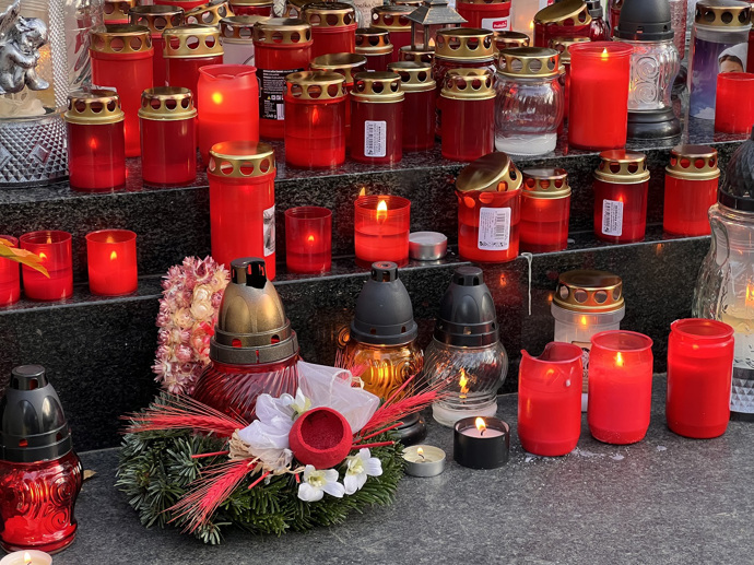 FOTO: Hrob Karla Gotta. – stránka 55