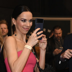 Ale na slavnostní večer nepřišla v Raitrově doprovodu. 