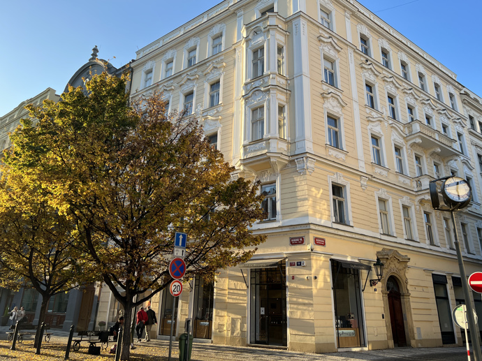 FOTO: Karlos si vodil milenku do pražského bytu v centru Prahy. – stránka 1792