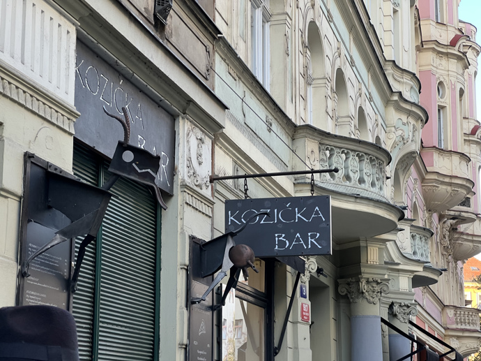 FOTO: Karlos si vodil milenku do pražského bytu v centru Prahy. – stránka 1791