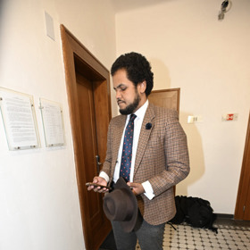 Zamlklý Dominik Feri. 