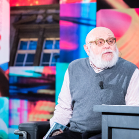 Jeho otec se prý naposledy rozvedl, když mu bylo 93 let. 