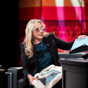 Kateřina ukazuje novou desku.