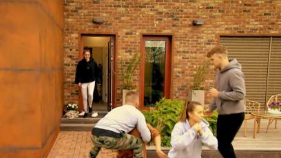 FOTO: Djany padla k zemi. Má totiž nízký tlak.