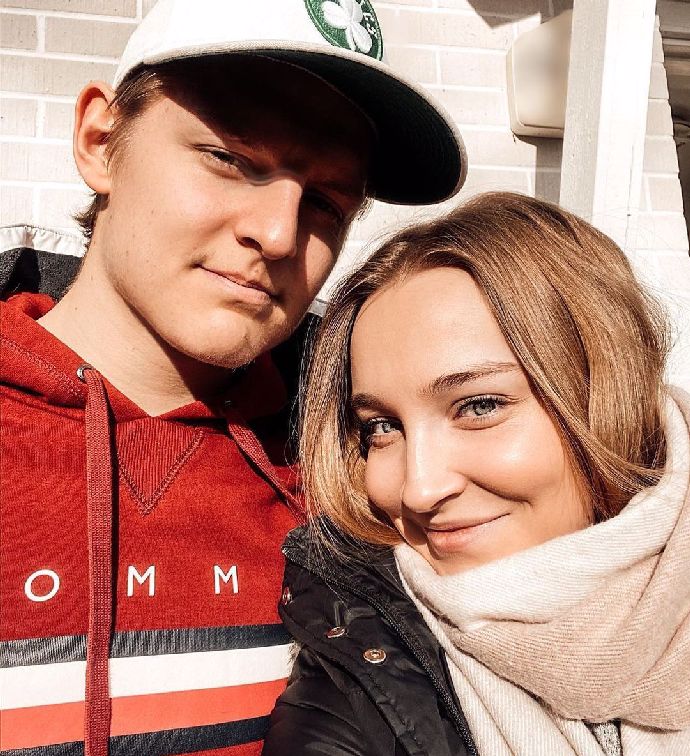 FOTO: Pár je spolu už od střední školy. – stránka 12