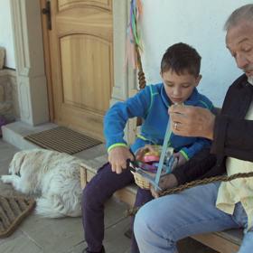 Kerel Gott učil své vnuky plést pomlázku.