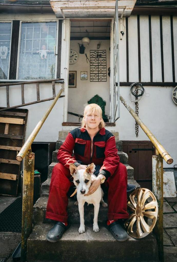 FOTO: Štěpán Kozub v roli něžného křiváčka. – stránka 8