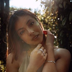 Něžný portrét Bé Hà ve svitu slunečních paprsků. 