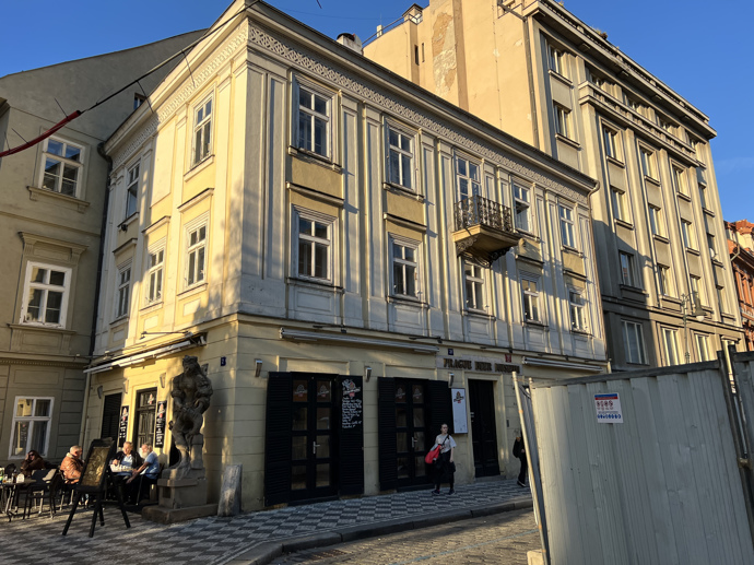 FOTO: Karlos si vodil milenku do pražského bytu v centru Prahy. – stránka 1787