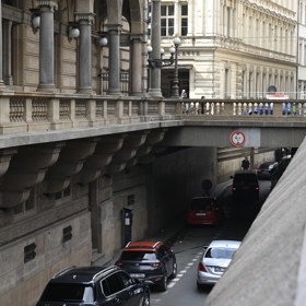 Roman zemřel po pádu dolů.