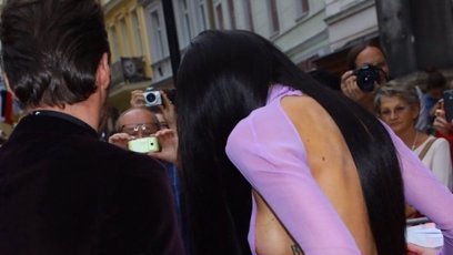 FOTO: Monika Marešová své poprsí jen taktak uhlídala.