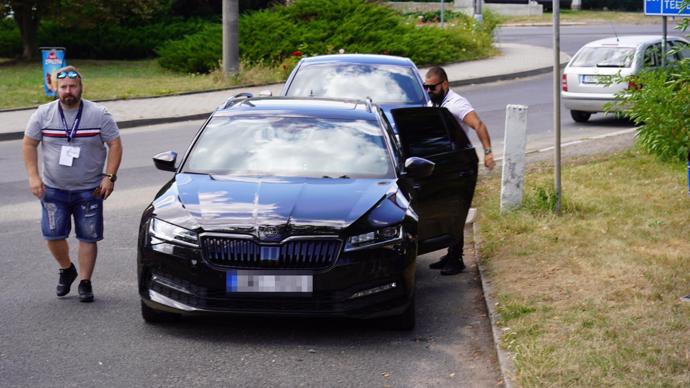 FOTO: Ochranka Andreje Babiše má v autě maják. Ten však nesmí používat. – stránka 1163