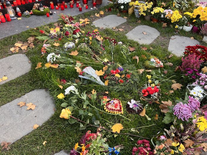 FOTO: Hrob Karla Gotta. – stránka 51