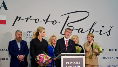 FOTO: Andrej Babiš se svou ženou Monikou a spolupracovníky během tiskové konfrence uznal svou porážku.