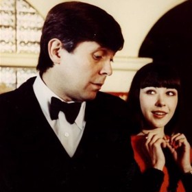 Josef Abrhám, Dagmar Patrasová a Zdeněk Svěrák ve filmu Vrchní, prchni! 