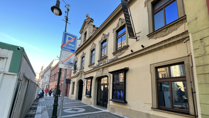 FOTO: Karlos si vodil milenku do pražského bytu v centru Prahy.