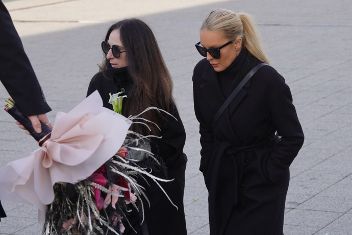 FOTO: Na pohřbu Pokorného nemohla chybět Simona Krainová. – stránka 688