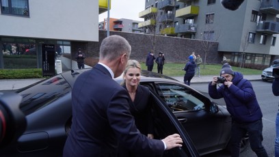 FOTO: Poraženi prezidentský kandidát Andrej Babiš se svou ženou Monikou během příjezdu do svého volebního štábu.